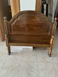 Cama em castanho c/ estrado