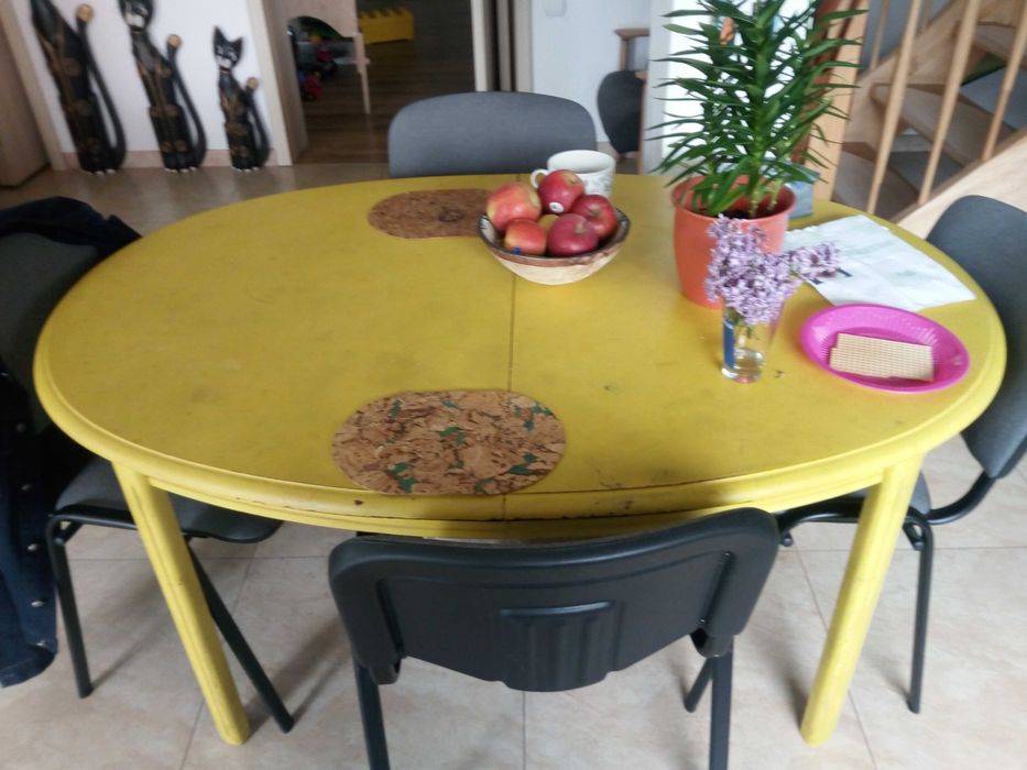 Stół owalny żółty