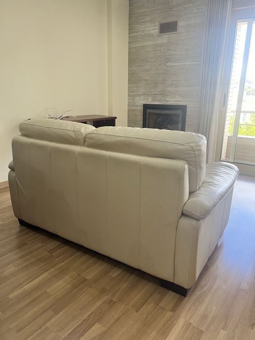 Dois sofas em pele beges