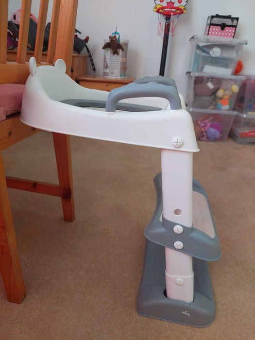 Nakladka/podnozek na sedes