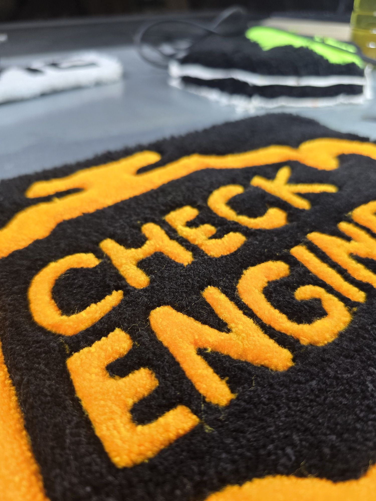 CHECK ENGINE - TUFTING - Ręcznie szyty dywan/dywanik