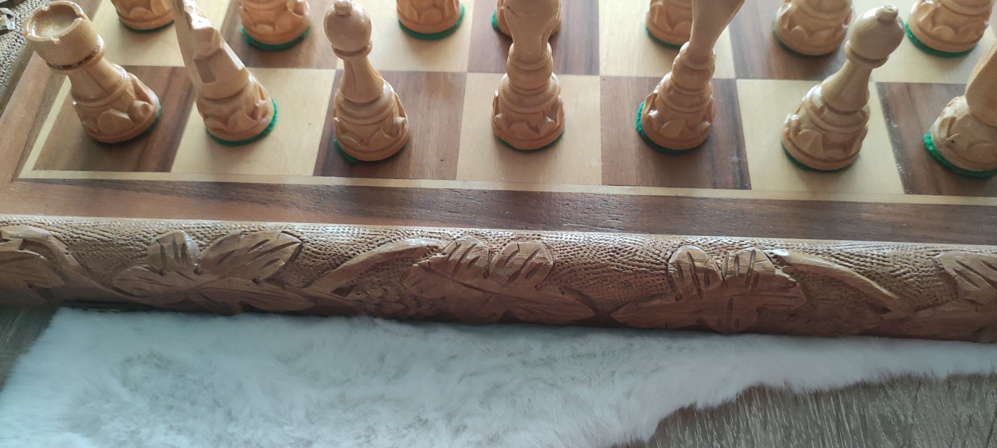 Kaseta pięknie rzeźbiona z figurami