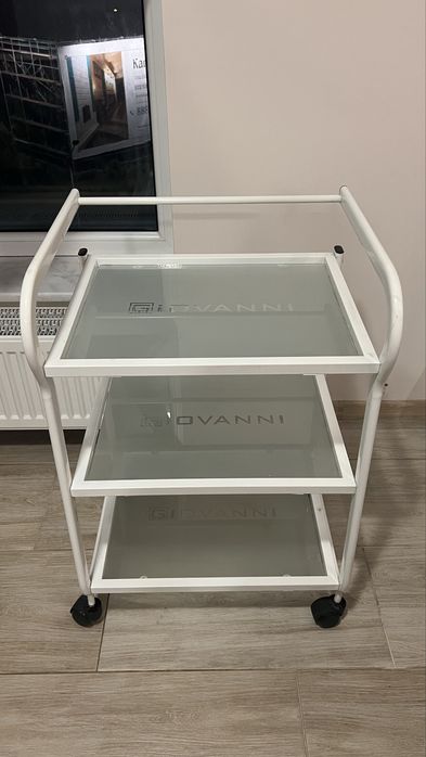 Stolik kosmetyczny GIOVANNI – szklany, 3 półki – solidny i praktyczny