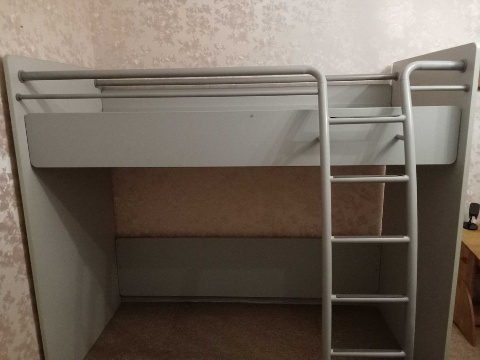 Продаю меблі -  дитячу кімнату (ліжко "чердак", шафа, 2 тумби, стіл).
