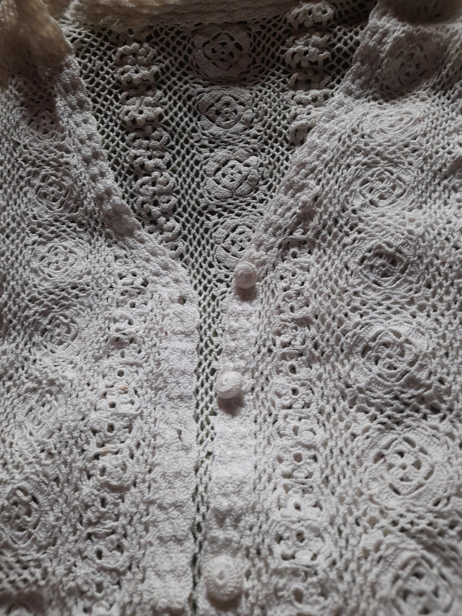 Sweter robiony na szydełku