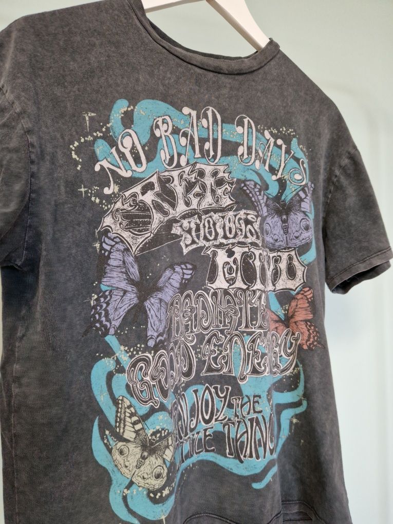 Szary tshirt koszulka oversize z grafiką z nadrukiem lose fit Bershka