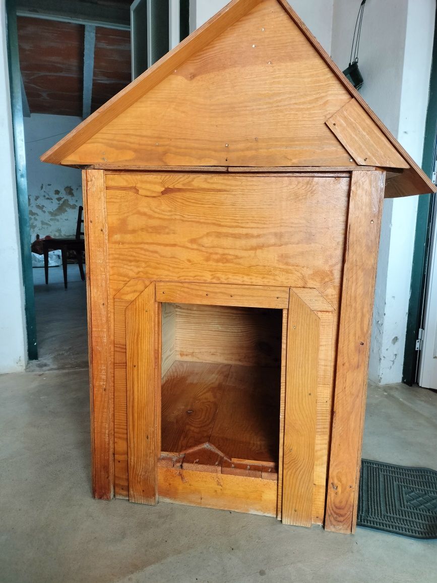 Casota de madeira impermeabilizada para cão de porte medio ou grande.