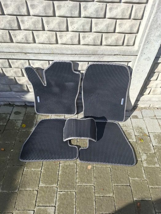 Sprzedam dywaniki do Ford Focus MK3 Sedan 2011.