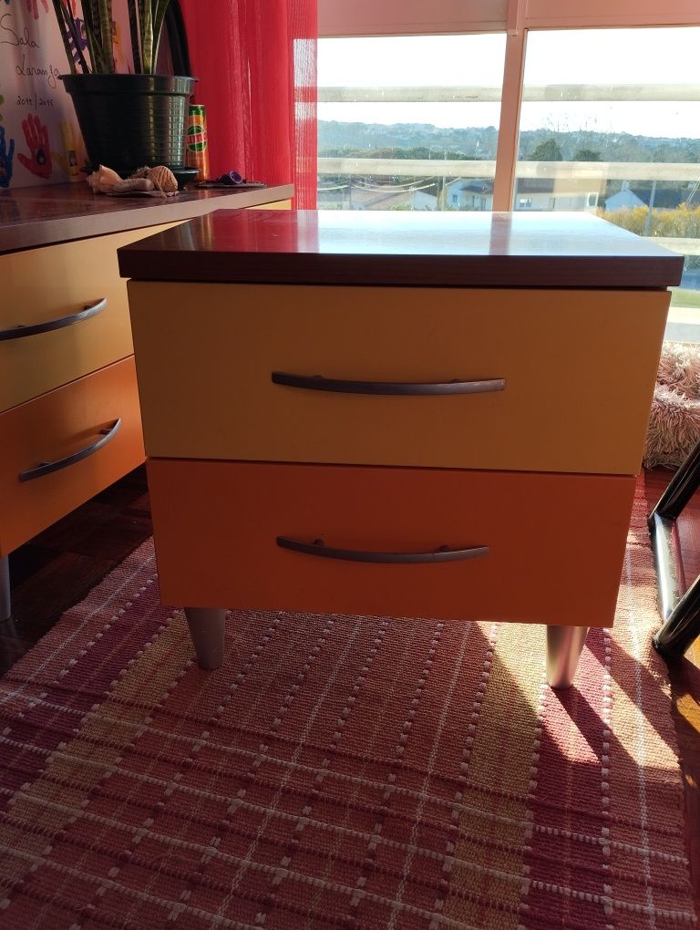 Comoda e mesa de cabeceira quarto criança