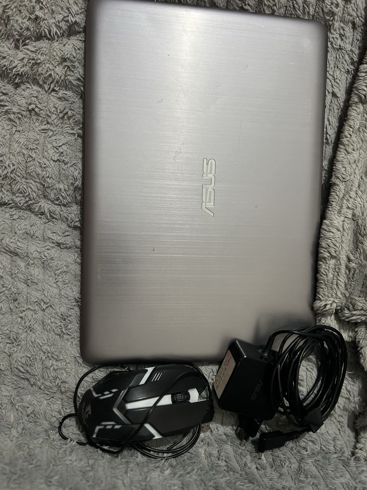 Ноутбук Asus в гарному стані