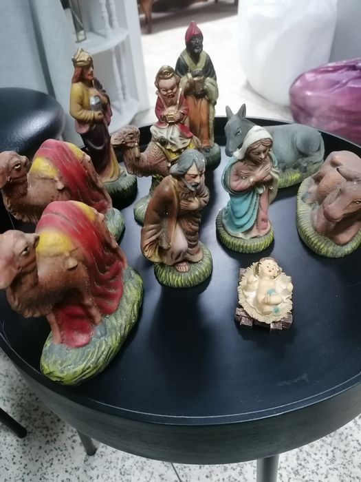 Presépio antigo com 10 figuras