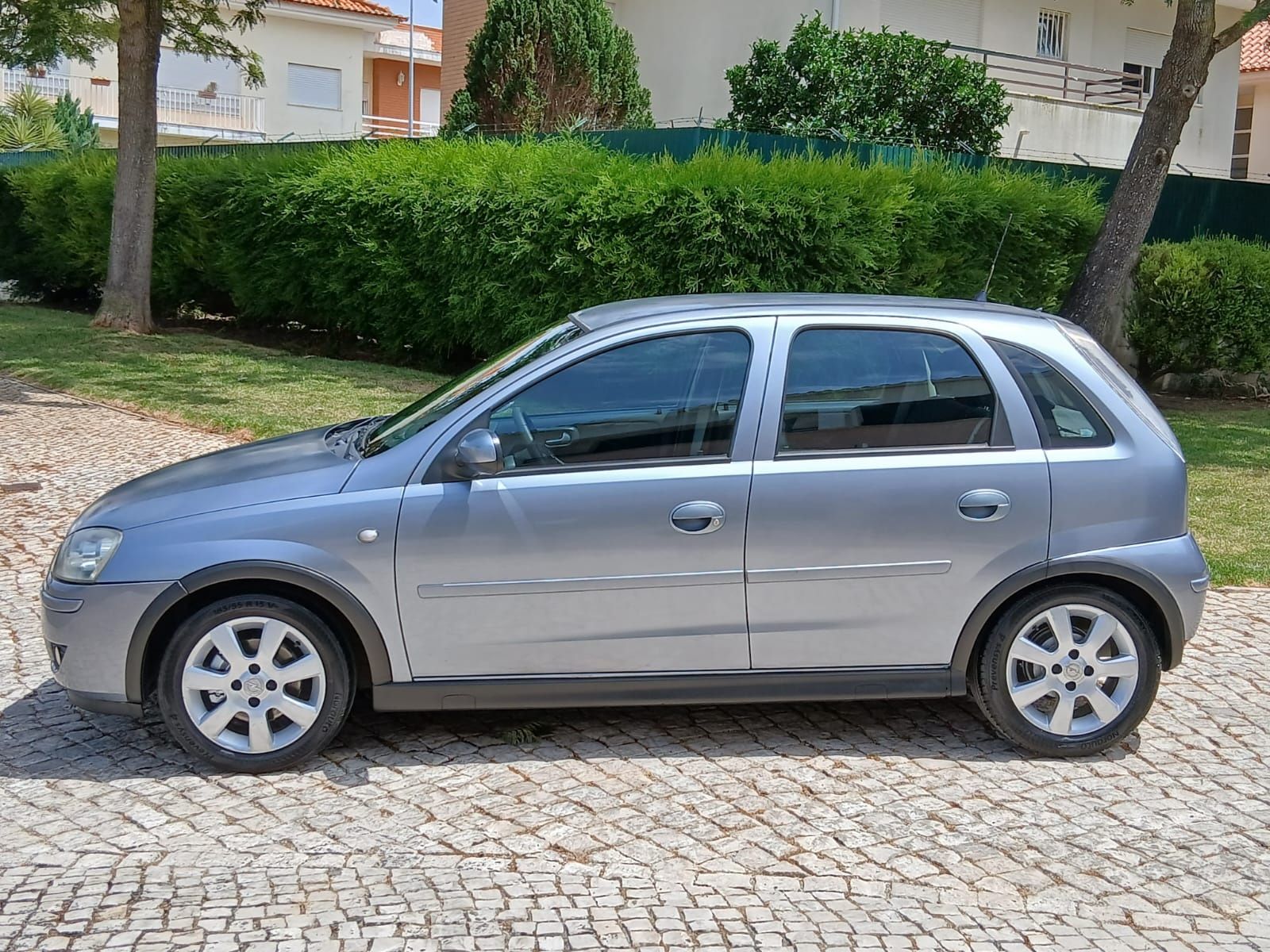 Vendo Opel Corsa 1.3 cdti a Diesel de 2006 com apenas 220 mil kms 
Est