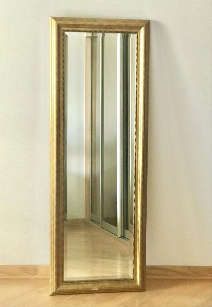 Duże lustro w złotej ramie Ikea Levanger