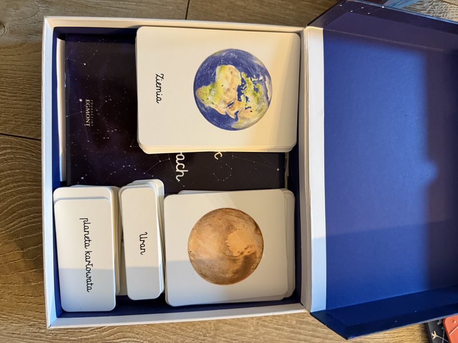 Biblioteczja montessoti astronomia