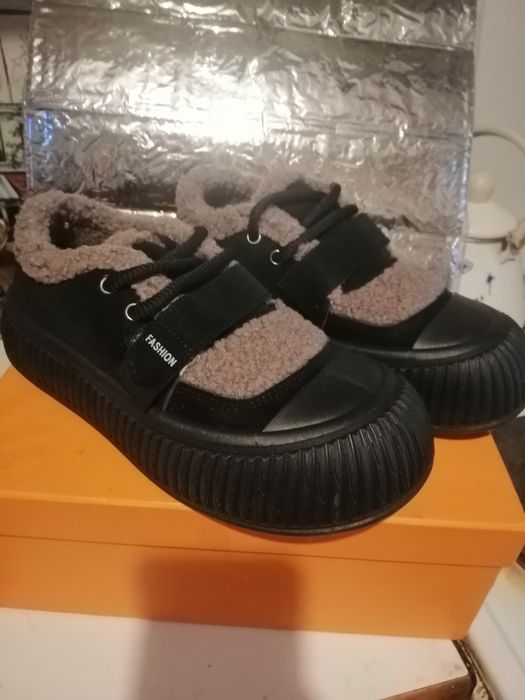 Продам женские зимние кеды,ботинки.