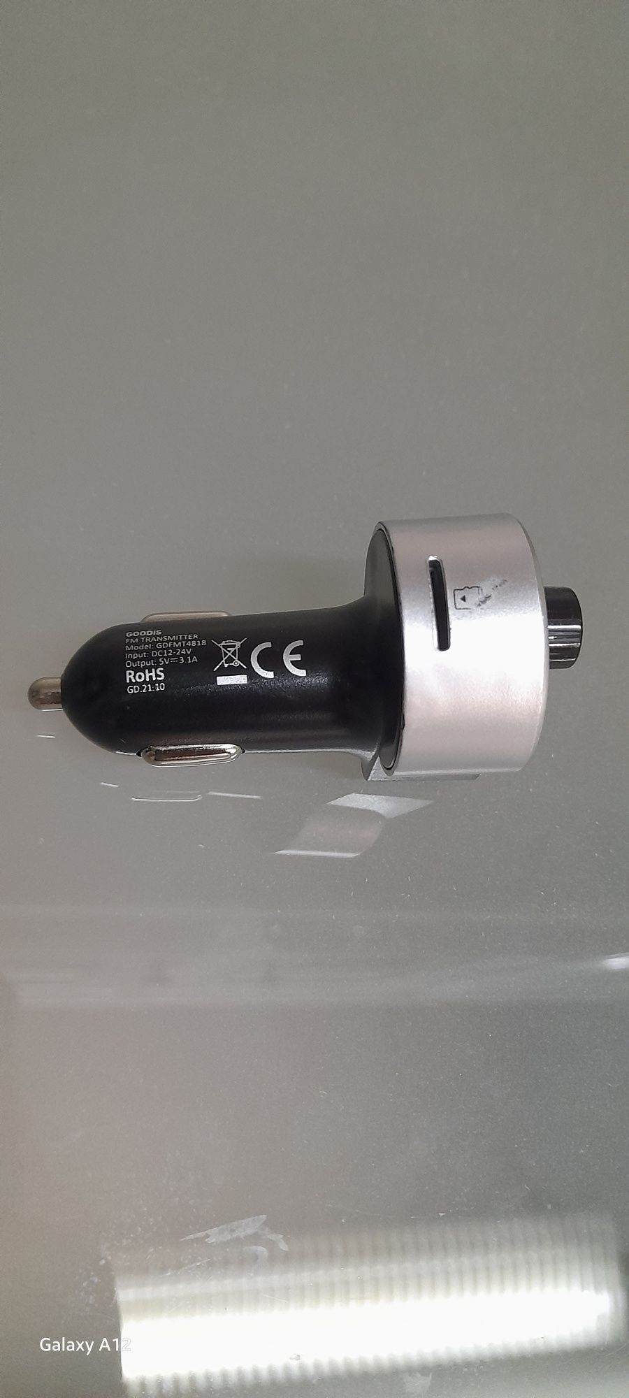 Transmissor FM com Bluetooth.
