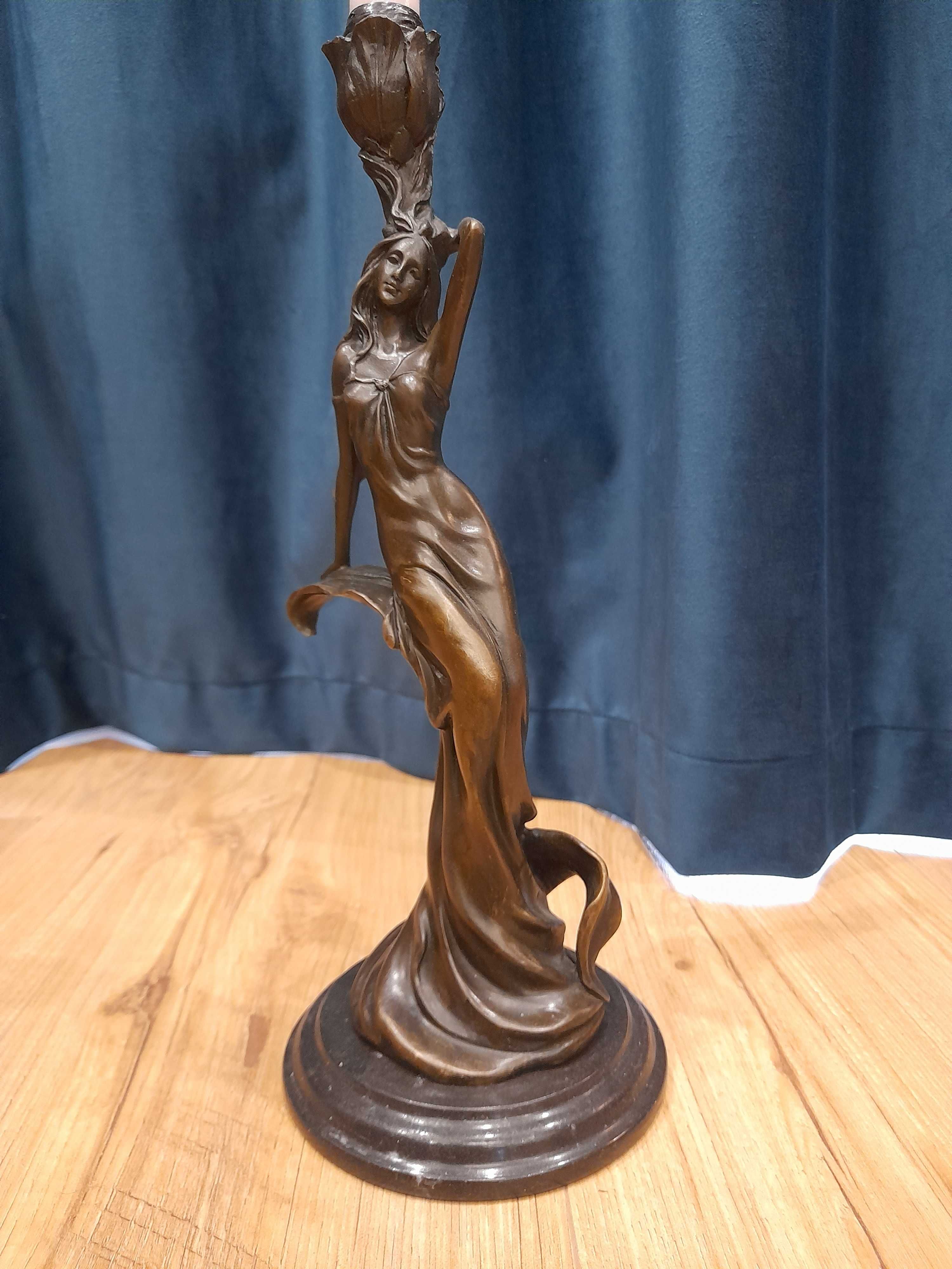 Rzeźba z brązu kobieta świecznik sygnowana