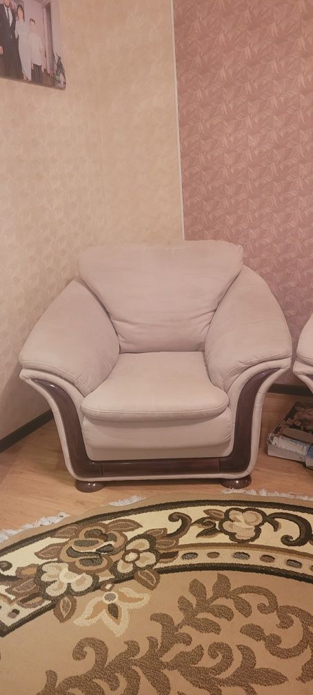 Диван та крісло у вітальню