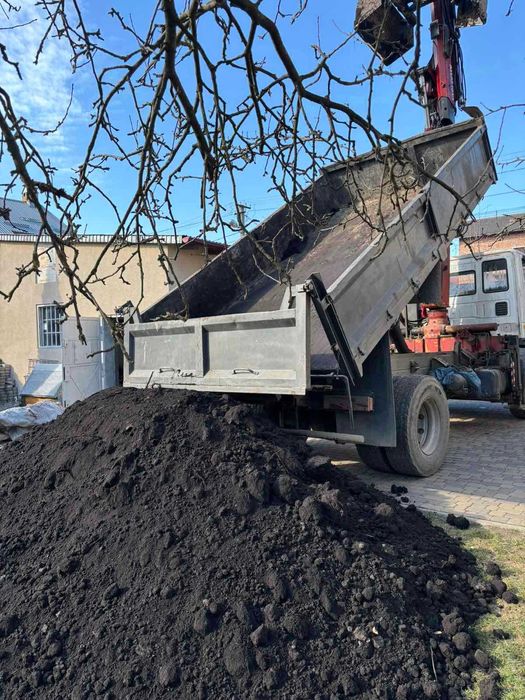 Чорнозем. Чернозем. Земля. Грунт. вивіз сміття
