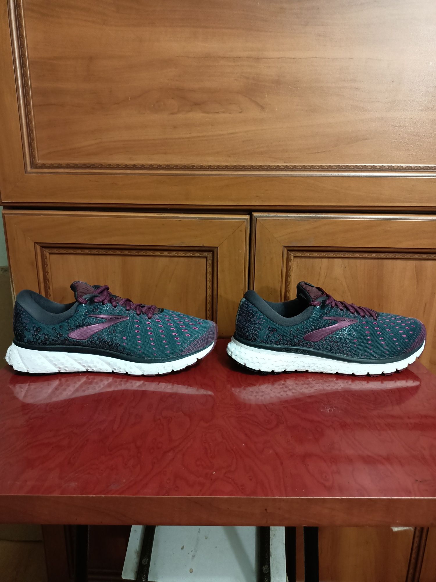 Взуття, кросівки Brooks.