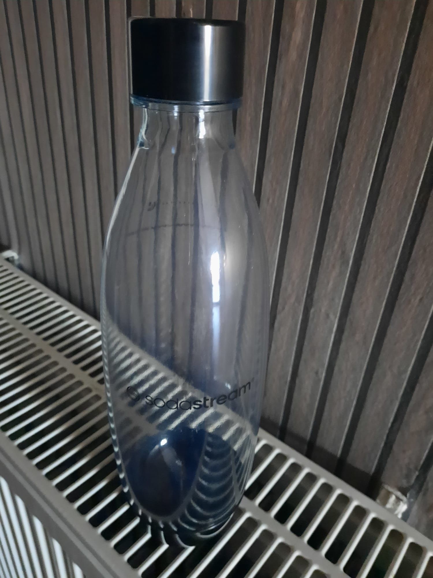 Saturator SodaStream Designer srebrny + nowa butelka+ pełny nabój CO2