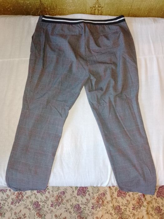 Продаються жіночі штани.