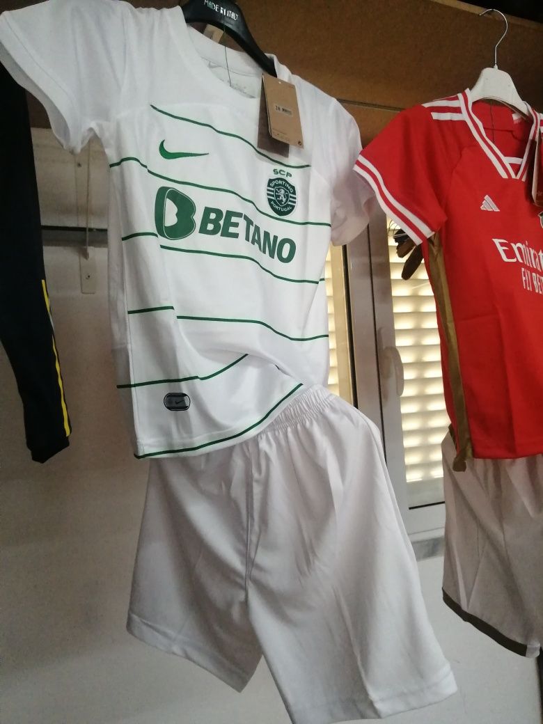 Equipamento dos clubes do Benfica e Sporting de criança