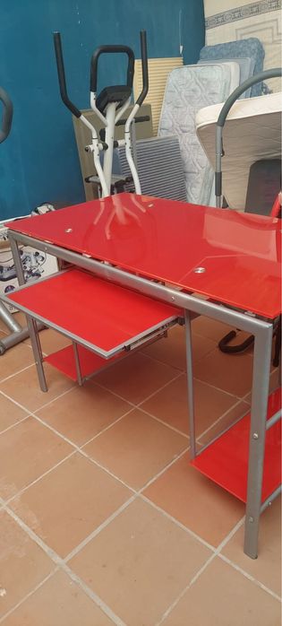 Secretária em vidro vermelha