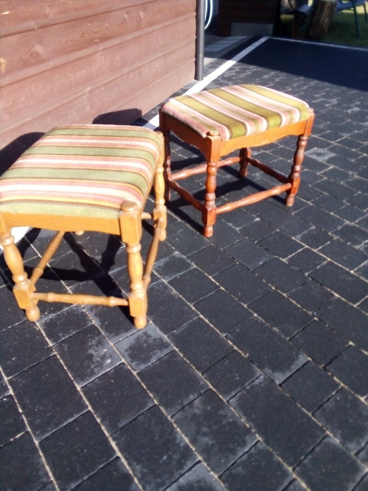 Krzesła tapicerowane drewniane
