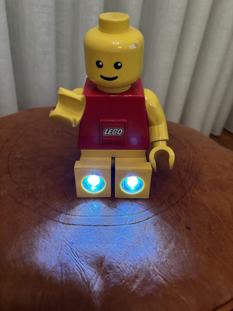 Boneco Lego que faz de lanterna