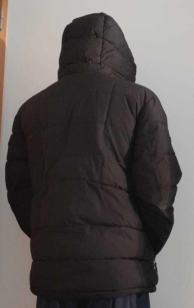 Casaco preto de inverno com capuz, tamanho (L)