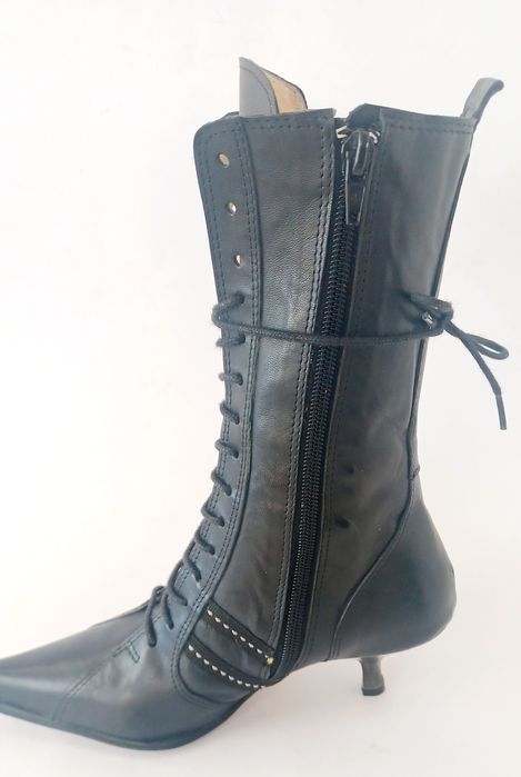 Lindíssimo botin com atacadores e fecho  em pele genuína. Tamanho 34