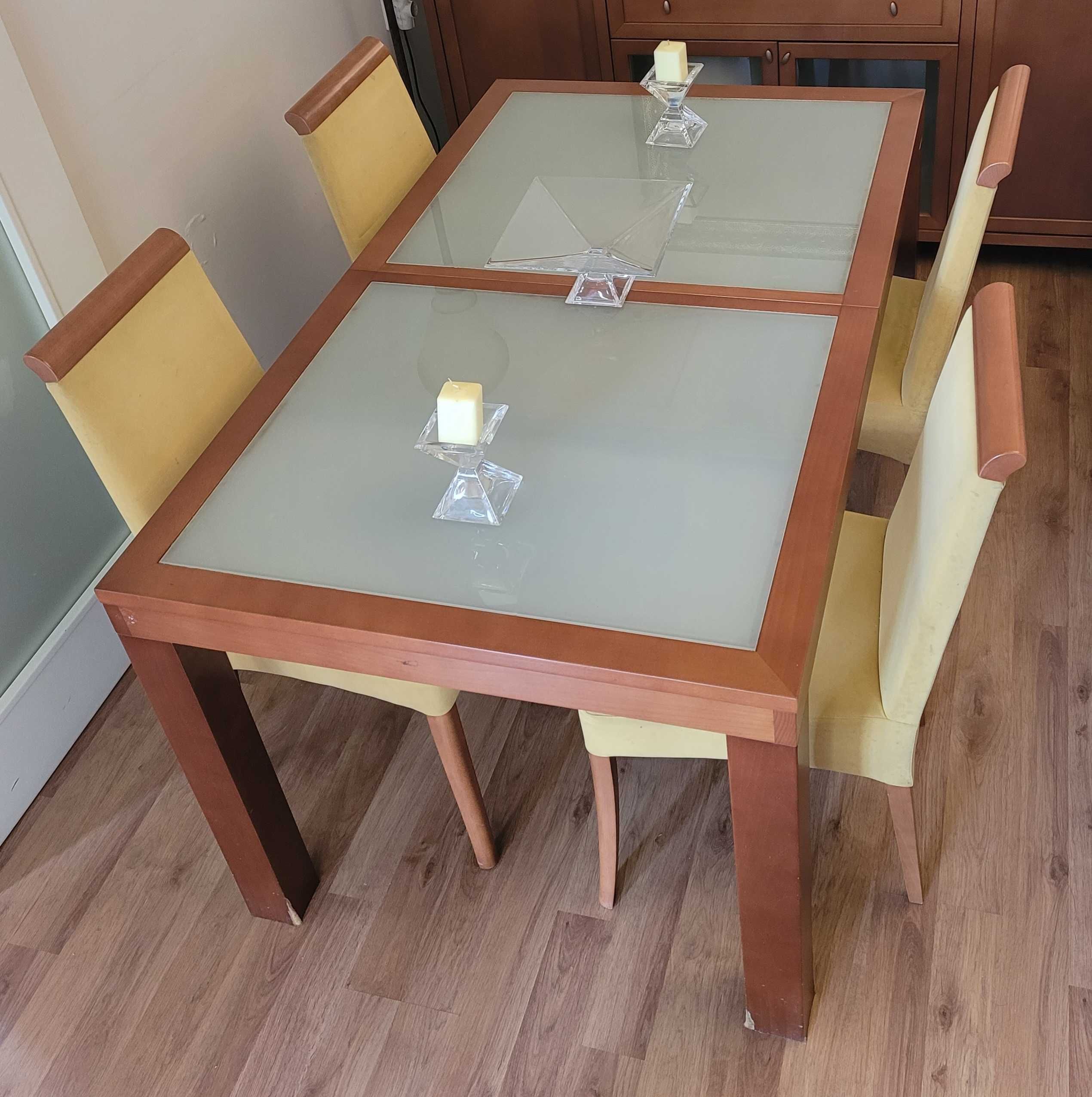 Móvel para tv e mesa de sala.