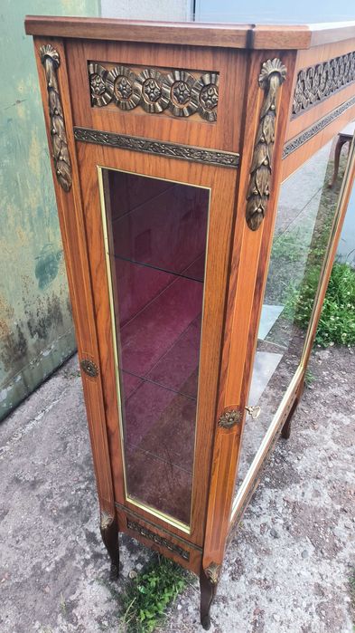 Witryna z okuciami. Wymiary 88x38x h - 154