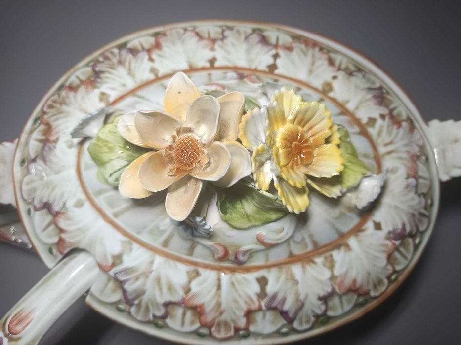 Terrina Antiga em Faiança – Decoração Floral e Relevos