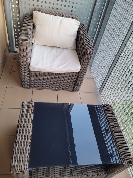Fotele i szklany stolik wiklina brąz meble ogrodowe balkonowe
