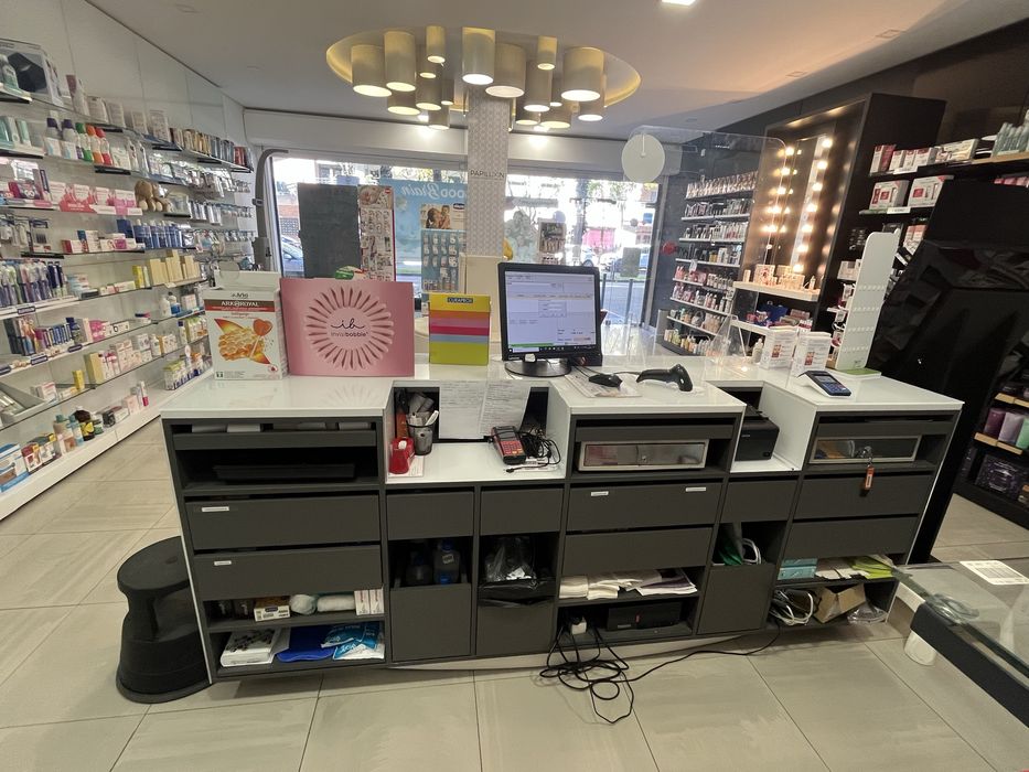 Moveis de farmacia da Glintt