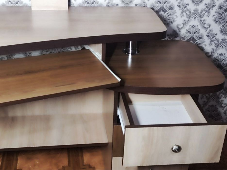 Дитячий комп'ютерний стіл