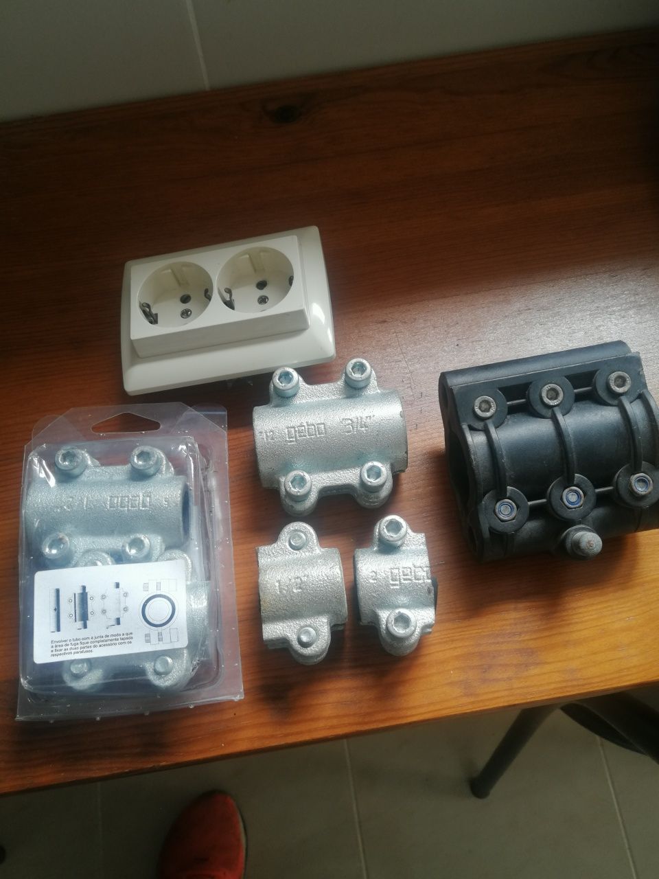 Abraçadeiras tapa furos de 1/2, 3/4 e 1/1/4  tomada dupla