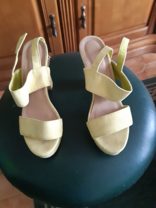 Botas  37e sandálias 38