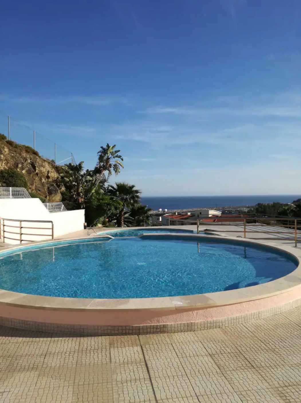 Sesimbra Férias - T2 a 200m da praia - Estacionamento e Piscina