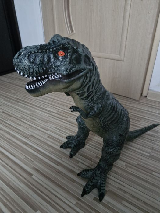 Duży dinozaur ryczący