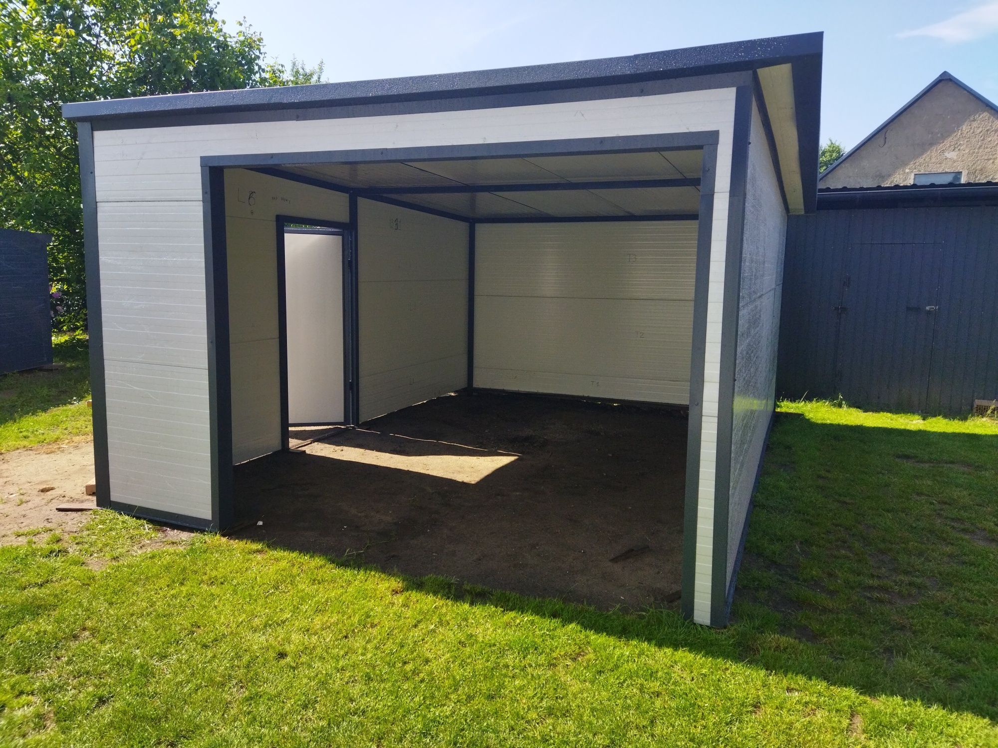 Garaż ocieplany z płyt warstwowych 5,8x4m