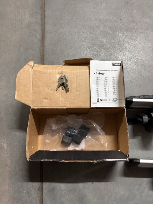 Bagażnik, belki dachowe Thule WingBar 130 cm + stopy 757