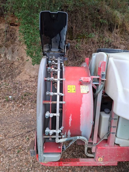 Pulverizador rebocável com comando elétrico