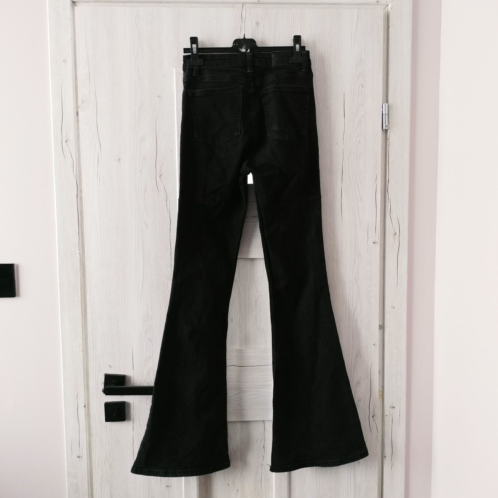 Jeansy czarne szare Bershka 34 xs flary dzwony