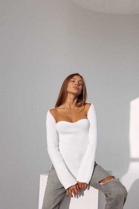 Біла кофта з відкритим декольте