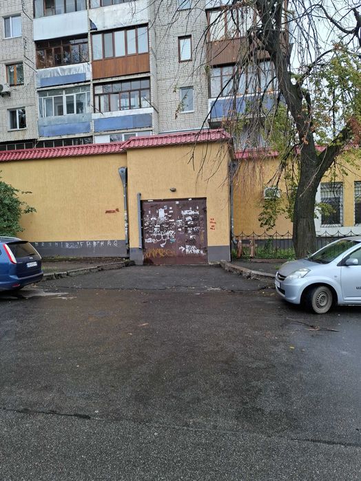 офісні приміщення, вхід з двору (фасадний вхід - банк)