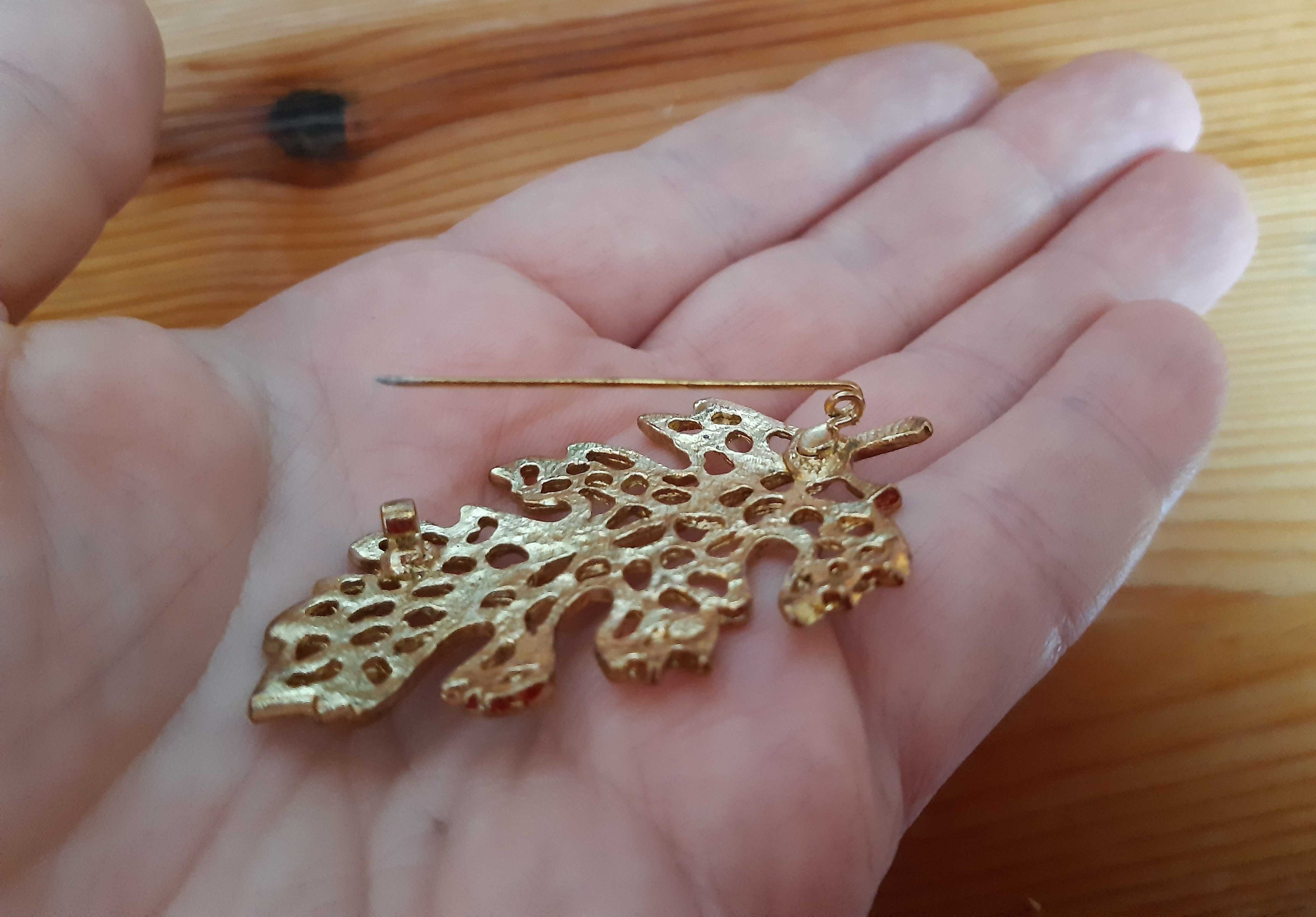 Ażurowa metalowa broszka liść w złotym kolorze