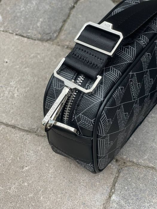 Барсетка LACOSTE чорна шкіряна з регульованим ремінцем